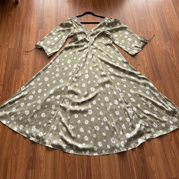 Aritizia Little Moon Dress, green and white - Picture 1 of 8